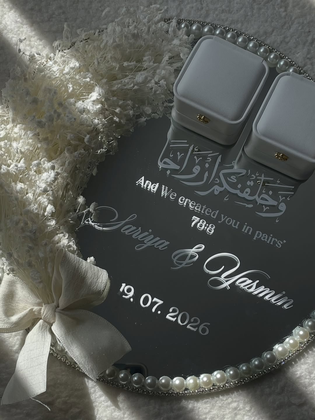 White and pearl-detailed personalised ring plate